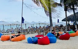 Du khách ùn ùn đổ về các điểm du lịch biển