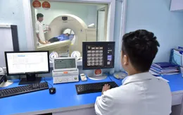 Vào viện khám vì cảm giác vướng đờm ở cổ, phát hiện u phổi đã di căn