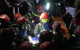 Ô tô lật xuống vực, giải cứu 2 người mắc kẹt trong cabin