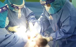 Phẫu thuật cấp cứu sản phụ F0 rau tiền đạo trung tâm, cài răng lược đâm xuyên tử cung