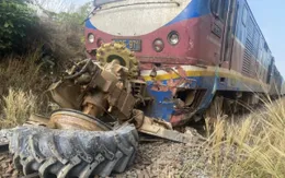 Xe công nông bị đứt đôi sau va chạm với tàu hỏa
