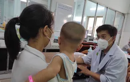 Bị táo bón kéo dài, bé trai 6 tuổi thủng đại tràng rơi vào nguy kịch