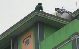 Thanh niên cầm hung khí đứng trên tầng 8 nhà nghỉ đòi tự tử