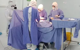 Kịp thời mổ cấp cứu cho bệnh nhân viêm phúc mạc ruột thừa, nhiễm COVID-19