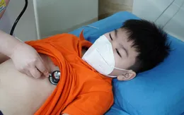 Bé trai 10 tuổi bị sốc phản vệ sau khi ngậm một viên thuốc Strepsils