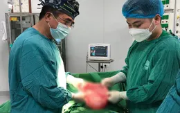 Vào viện khám vì đau vùng hạ vị, người phụ nữ phát hiện khối u buồng trứng nặng gần 12kg