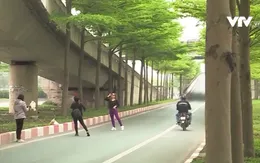 Hà Nội: Nguy hiểm khi chụp ảnh check-in cùng bàng tại lối lên cao tốc