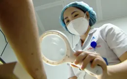 Nhiều F0 khỏi bệnh bị viêm da, mẩn ngứa do kiêng tắm gội quá lâu