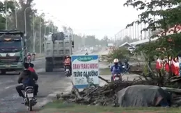 Xe quá tải hoành hành phá nát đường dân sinh, bụi mù mịt bay vào nhà dân