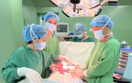 Phẫu thuật lấy khối u xơ tử cung nặng hơn trẻ sơ sinh cho một phụ nữ