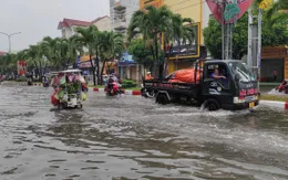 Mưa lớn gây ngập nặng nhiều tuyến đường thành phố Bạc Liêu
