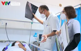 Một phụ nữ mù mắt sau khi tiêm filler nâng mũi tại spa