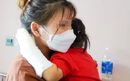 Nghịch sạc điện thoại, bé gái bị điện giật ngừng tim, bỏng điện hoại tử bàn tay