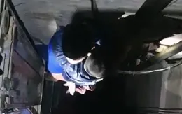 Giải cứu cháu bé 4 tuổi ở Hà Nội bị mắc kẹt trong hố thang máy