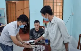 Bị mời lên trụ sở công an làm việc, đối tượng tự nguyện giao nộp 35 bịch đá, 70 viên ma túy tổng hợp