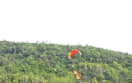 An Giang: 80 phi công biểu diễn dù lượn trên cánh đồng Tà Pạ