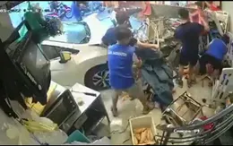 Ô tô mất lái lao vào tiệm bánh mì, 3 người bị thương