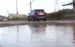 Lâm Đồng: Đường ngang qua bệnh viện biến thành mương