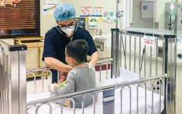 Bé trai đuối nước nhập viện cấp cứu - Cảnh báo tai nạn đuối nước khi mùa hè đang đến gần
