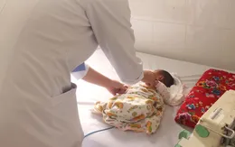 Hồi sức thành công trẻ sơ sinh 14 ngày tuổi mắc COVID-19 nguy kịch