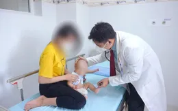 Cứu sống bé 8 tháng tuổi mắc sốt xuất huyết kèm rối loạn đông máu, tổn thương gan nặng