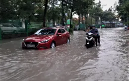 Mưa lớn gây ngập đường ở Bình Dương