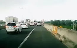 Ô tô chạy vào làn dừng khẩn cấp, cản trở xe cấp cứu