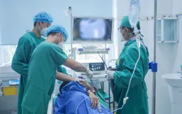 Uống thuốc cả nắm, sơ ý uống luôn viên thuốc còn nguyên vỏ cứng