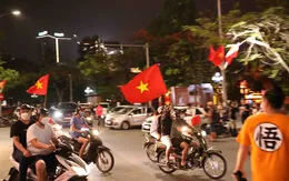 Cổ động viên đổ ra đường ăn mừng U23 Việt Nam vào Chung kết SEA Games 31