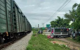 Xe chở gas bị tàu tông văng xuống vệ đường