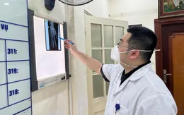 Vừa chơi điện tử vừa sạc pin, nam thanh niên bị điện thoại nổ nát tay