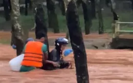 Bình Phước: Kịp thời cứu sống 2 người dân bị kẹt giữa dòng nước xiết
