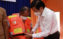 Trao 1.000 áo phao cứu sinh cho ngư dân khó khăn ở Khánh Hòa
