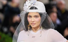 Kylie Jenner hé lộ nguyên nhân mặc váy cưới tới Met Gala 2022
