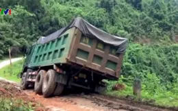 Tài xế bất lực nhìn xe tải lật nghiêng rồi rơi xuống vực