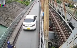 Bất chấp biển cấm, ô tô ''nghênh ngang'' qua cầu Long Biên