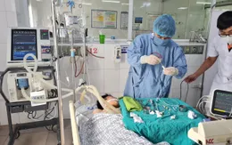 Ngộ độc methanol nguy kịch sau khi uống cồn sát khuẩn