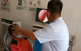 Đi khám vì đau nhức, chảy máu mũi, bác sĩ gắp ra từ mũi con đỉa còn sống