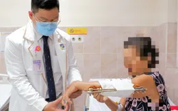 Nhiễm trùng nặng, huỷ xương cánh tay sau khi bó thuốc lá cây