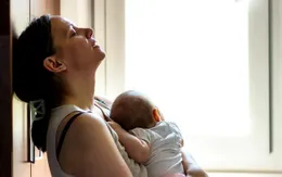 Làm cách nào để phụ nữ chống chọi lại chứng trầm cảm sau sinh?
