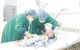 Cứu sống bé 2 tuổi bị đuối nước ở hồ bơi khách sạn