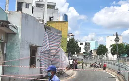 Sập tường căn nhà đang tháo dỡ, 2 người thương vong