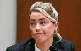 Tòa án gửi giấy riêng yêu cầu Amber Heard trả tiên bồi thường cho Johnny Depp