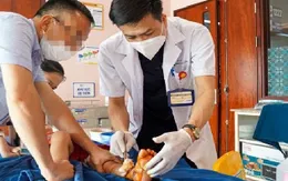 Bé 28 tháng tuổi bị dập nát bàn chân do kẹp vào cửa tự động