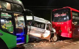 Ô tô 16 chỗ bẹp dúm vì bị kẹp giữa 2 xe khách sau va chạm