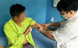 Người đàn ông tự kéo ra 2 con giun rồng từ các khối sưng nề trên cơ thể