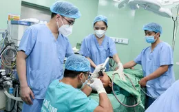 Đi khám vì ho ra máu, khàn tiếng, bác sĩ tìm ra thủ phạm ký sinh trong đường thở bệnh nhi