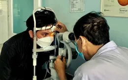 Cắt đá bằng máy, nam thanh niên bị rách giác mạc, dị vật giác mạc sâu
