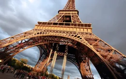 Tháp Eiffel đang rỉ sét nặng và cần được tu sửa?