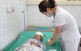 Ngã từ trên cao, bé 4 tuổi bị đinh sắt đâm xuyên xương sọ